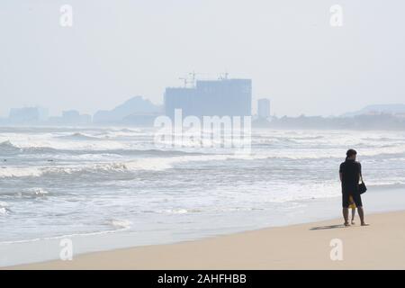 Scena di spiaggia Da Nang con lavori di costruzione all'orizzonte Foto Stock