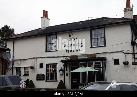 Il Running Horse, un pub Shepherd Neame risale al 1403 ed è uno dei più antichi edifici di Leatherhead, Surrey, Regno Unito Foto Stock