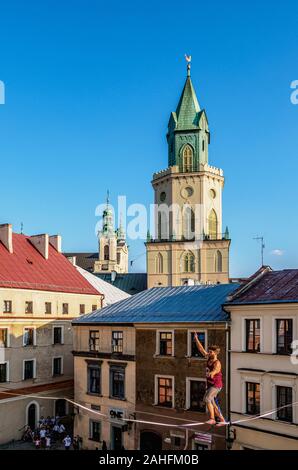 Highlining con torre trinitaria in background, Urban Highline Festival, Lublino Lublino voivodato, Polonia Foto Stock