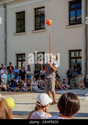 Busker mostra presso la piazza davanti al Centro di Cultura, Maghi Carnevale, Lublino Lublino voivodato, Polonia Foto Stock