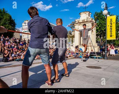 Busker mostra presso la piazza davanti al Centro di Cultura, Maghi Carnevale, Lublino Lublino voivodato, Polonia Foto Stock