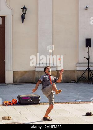 Busker mostra presso la piazza davanti al Centro di Cultura, Maghi Carnevale, Lublino Lublino voivodato, Polonia Foto Stock