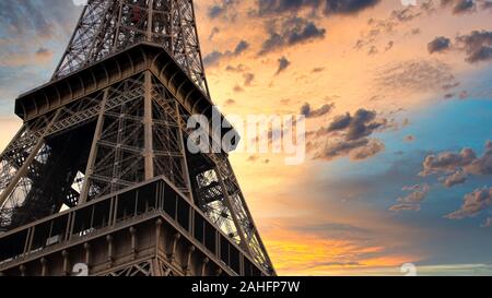 La famosa Torre Eiffel a Parigi, in Francia, al tramonto in autunno Foto Stock