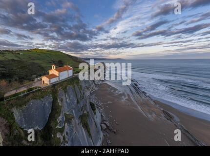 San Telmo eremo in Zumaia, Paese Basco - drone vista aerea Foto Stock