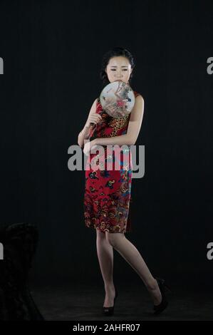 Femmina asiatica, in pose diverse indossando il tradizionale cinese o qipao cheongsam una moda tradizionale Foto Stock