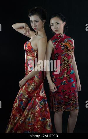 Femmina asiatica, in pose diverse indossando il tradizionale cinese o qipao cheongsam una moda tradizionale Foto Stock