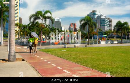 Luanda, Angola - Dicembre 15th 2019: Persone che camminano in una giornata di sole nella Baia di Luanda. Editoriale illustrativo. Foto Stock