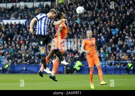 Sheffield, Regno Unito. 29 Dic, 2019. Tom fecce di Sheffield Mercoledì capi il loro primo obiettivo durante il cielo di scommessa match del campionato tra Sheffield mercoledì e Cardiff City a Hillsborough, Sheffield domenica 29 dicembre 2019. (Credit: Mark Fletcher | MI News( la fotografia può essere utilizzata solo per il giornale e/o rivista scopi editoriali, è richiesta una licenza per uso commerciale Credito: MI News & Sport /Alamy Live News Foto Stock