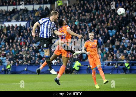 Sheffield, Regno Unito. 29 Dic, 2019. Tom fecce di Sheffield Mercoledì capi il loro primo obiettivo durante il cielo di scommessa match del campionato tra Sheffield mercoledì e Cardiff City a Hillsborough, Sheffield domenica 29 dicembre 2019. (Credit: Mark Fletcher | MI News( la fotografia può essere utilizzata solo per il giornale e/o rivista scopi editoriali, è richiesta una licenza per uso commerciale Credito: MI News & Sport /Alamy Live News Foto Stock