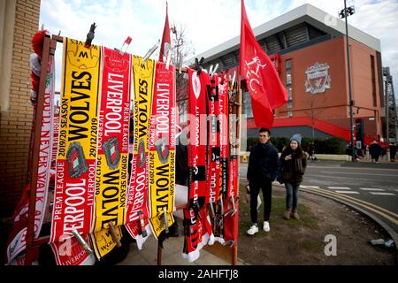 Una vista generale del match sciarpe per la vendita al di fuori dello stadio a monte del match di Premier League ad Anfield Stadium, Liverpool. Foto Stock