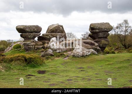 Naturali incredibili formazioni rocciose dovute agli agenti atmosferici, Ghiaccio e vento a Brimham Rocks, North Yorkshire, Inghilterra. U.K. Foto Stock