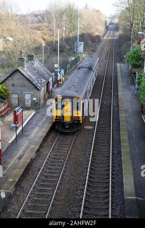 A Huddersfield per Sheffield Metro treno ferma a Stocksmoor unmanned stazione ferroviaria nel West Yorkshire, Inghilterra Foto Stock