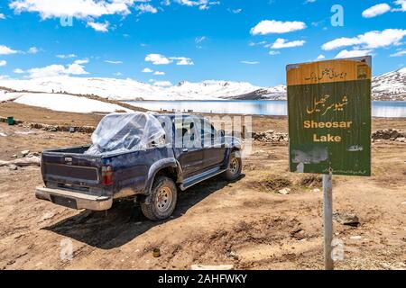 Deosai National Park pittoresco panorama mozzafiato di Jeep parcheggiate a Sheosar Lake su un soleggiato Blue Sky giorno Foto Stock