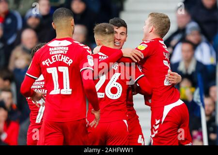 West Bromwich, West Midlands, Regno Unito. Il 29 dicembre 2019. Campionato inglese di calcio, West Bromwich Albion versus Middlesbrough; Middlesbrough giocatori celebrare Daniel Ayala apertura obiettivo dopo 16 minuti (0-1) - rigorosamente solo uso editoriale. Nessun uso non autorizzato di audio, video, dati, calendari, club/campionato loghi o 'live' servizi. Online in corrispondenza uso limitato a 120 immagini, nessun video emulazione. Nessun uso in scommesse, giochi o un singolo giocatore/club/league pubblicazioni Credit: Azione Plus immagini di sport/Alamy Live News Foto Stock