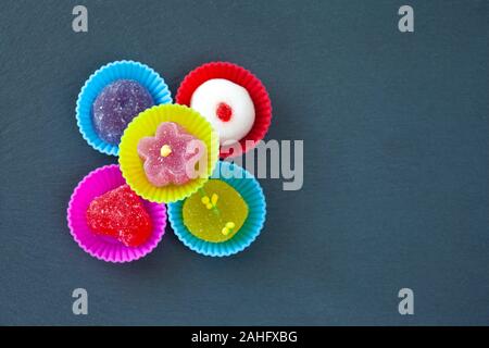 A forma di frutta gelatine vista dall'alto isolato sul vassoio di ardesia Foto Stock