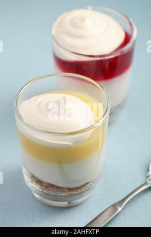 Lampone e limone Dessert scherzare closeup guarnita con crema pasticcera Foto Stock