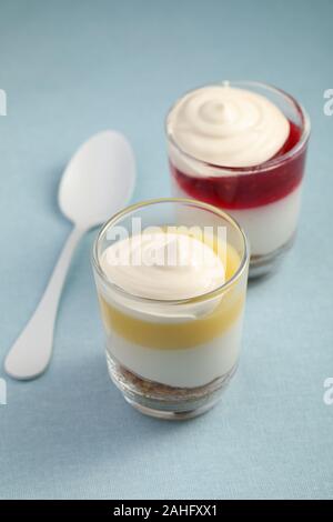 Lampone e limone Dessert scherzare closeup guarnita con crema pasticcera Foto Stock