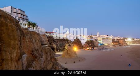 Paneco spiaggia al tramonto, vista in elevazione, Albufeira Algarve Foto Stock