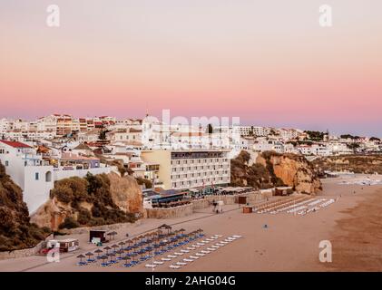 Paneco spiaggia al tramonto, vista in elevazione, Albufeira Algarve Foto Stock