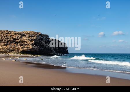 Spiaggia Ras Al Jinz tra le rocce in Oman Foto Stock
