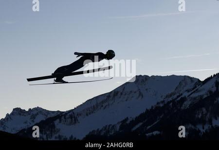 Oberstdorf, Germania. 29 Dic, 2019. Sci nordico/ski jumping World Cup: Torneo delle quattro colline, Grandi Hill, gli uomini. Timi Zajc, ski ponticello dalla Slovenia, salta al turno di prove. Credito: Angelika Warmuth/dpa/Alamy Live News Foto Stock