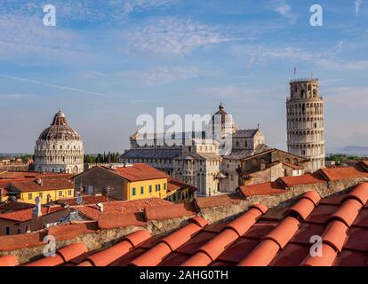 Vista su Via Santa Maria verso il Duomo e la Torre Pendente di Pisa, Toscana, Italia Foto Stock