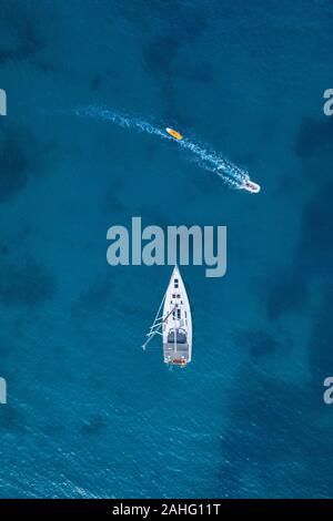 Vista aerea del litorale e yacht sull'isola di Ibiza durante il tramonto. Foto Stock