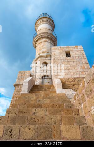 Panorama del bellissimo porto vecchio di Chania con il sorprendente lighthouse, moschea, cantieri navali veneziani, all'alba, Creta, Grecia. Foto Stock