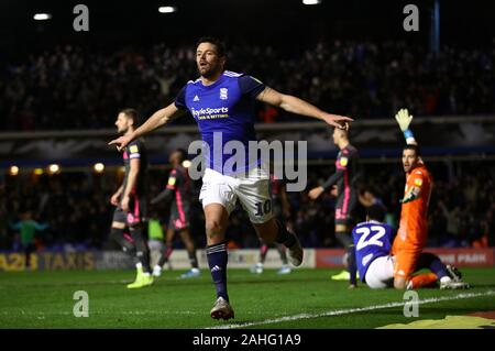 Birmingham City's Lukas Jutkiewicz punteggio celebra il suo lato il secondo obiettivo del gioco durante il cielo di scommessa match del campionato a Sant'Andrea trilioni di Trofeo Stadium, Birmingham. Foto Stock