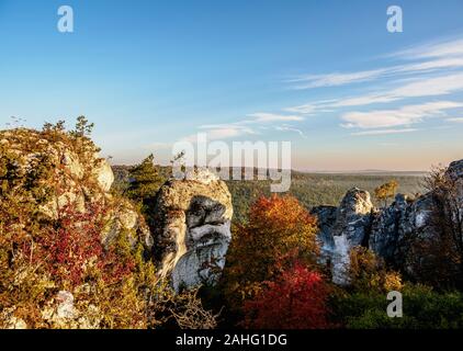 Mirow rocce, Krakow-Czestochowa Upland o Polacco Jurassic Highland, voivodato di Slesia, Polonia Foto Stock