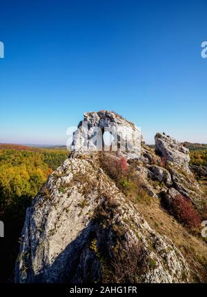 Okiennik Wielki, finestra rock, Piaseczno, Krakow-Czestochowa Upland o Polacco Jurassic Highland, voivodato di Slesia, Polonia Foto Stock