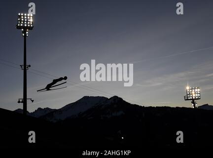 Oberstdorf, Germania. 29 Dic, 2019. Sci nordico/ski jumping World Cup: Torneo delle quattro colline, Grandi Hill, gli uomini. Pio Paschke, ski ponticello dalla Germania, salta al turno di prove. Credito: Angelika Warmuth/dpa/Alamy Live News Foto Stock