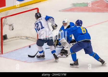 Trinec, Repubblica Ceca. 29 Dic, 2019. L-R Patrik Puistola (FIN), Kalmykov romano e Danil Butenko (entrambi KAZ) in azione durante il 2020 IIHF mondo junior di Hockey su ghiaccio campionati del Gruppo una corrispondenza tra il Kazakistan e la Finlandia in Trinec, Repubblica Ceca, il 29 dicembre 2019. Credito: Vladimir Prycek/CTK foto/Alamy Live News Foto Stock