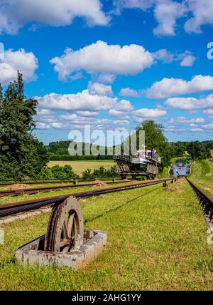 Imbarcazione turistica in base a piano inclinato in Katy, Elblag Canal, Warmian-Masurian voivodato, Polonia Foto Stock