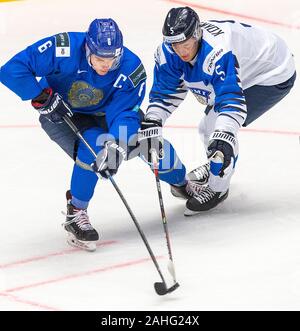 Trinec, Repubblica Ceca. 29 Dic, 2019. L-R Tamirlan Gaitamirov (KAZ) e Mikko Kokkonen (FIN) in azione durante il 2020 IIHF mondo junior di Hockey su ghiaccio campionati del Gruppo una corrispondenza tra il Kazakistan e la Finlandia in Trinec, Repubblica Ceca, il 29 dicembre 2019. Credito: Vladimir Prycek/CTK foto/Alamy Live News Foto Stock