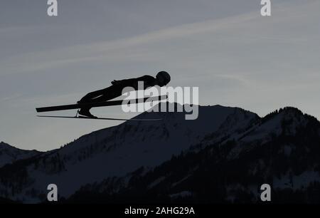 Oberstdorf, Germania. 29 Dic, 2019. Sci nordico/ski jumping World Cup: Torneo delle quattro colline, Grandi Hill, gli uomini. Simon Ammann, ski ponticello dalla Svizzera, salta al turno di prove. Credito: Angelika Warmuth/dpa/Alamy Live News Foto Stock