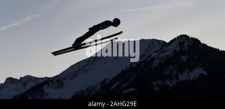 Oberstdorf, Germania. 29 Dic, 2019. Sci nordico/ski jumping World Cup: Torneo delle quattro colline, Grandi Hill, gli uomini. Daiki Ito, ski ponticello dal Giappone, salta durante la prova. Credito: Angelika Warmuth/dpa/Alamy Live News Foto Stock