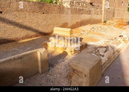 Hyderabad Tombe dei Talpur Mirs cimitero tombe decorate in arabo calligrafico versi Vista in un Sunrise Blue Sky giorno Foto Stock