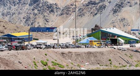 Code di traffico in attesa di passare da Argentina in Cile nelle Ande sulla rotta da Mendoza a Santiago. Foto Stock