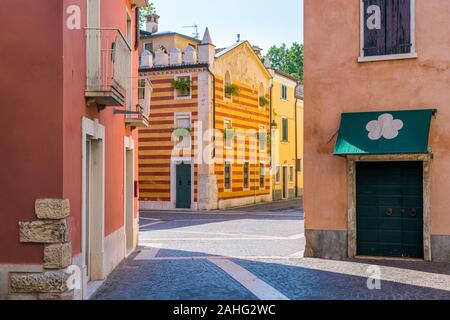 Il pictiresque città di Bardolino, sul Lago di Garda. Provincia di Verona, regione Veneto, Italia. Foto Stock
