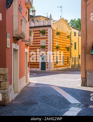 Il pictiresque città di Bardolino, sul Lago di Garda. Provincia di Verona, regione Veneto, Italia. Foto Stock