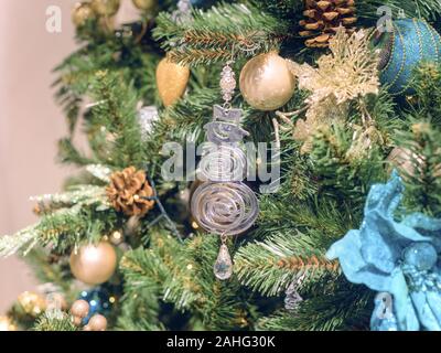 Decorate in verde albero di Natale da vicino con il fuoco selettivo. Texture sfocati e sfondo Foto Stock