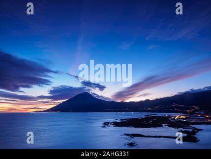 Lajes do Pico e Pico Mountain al crepuscolo, isola Pico, Azzorre, Portogallo Foto Stock