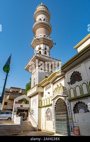 Hyderabad Sarfaraz Khan Kalhoro Santuario minareto della moschea vista dalla strada su un soleggiato Blue Sky giorno Foto Stock