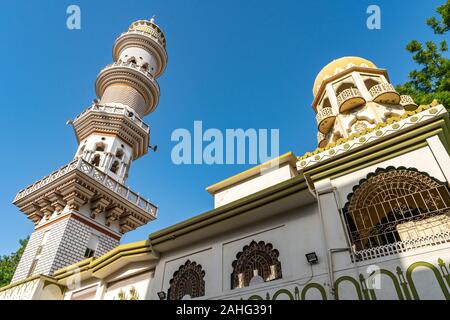 Hyderabad Sarfaraz Khan Kalhoro Santuario minareto della moschea vista dalla strada su un soleggiato Blue Sky giorno Foto Stock