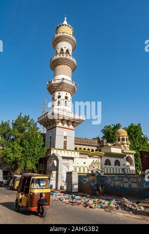 Hyderabad Sarfaraz Khan Kalhoro Santuario minareto della moschea vista dalla strada su un soleggiato Blue Sky giorno Foto Stock