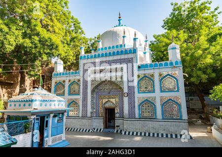 Hyderabad Sarfaraz Khan Kalhoro Santuario vista pittoresca con tombe circostanti su un soleggiato Blue Sky giorno Foto Stock