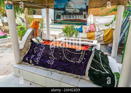 Hyderabad Sarfaraz Khan Kalhoro Santuario vista pittoresca con tombe decorate su un soleggiato Blue Sky giorno Foto Stock