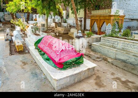 Hyderabad Sarfaraz Khan Kalhoro Santuario vista pittoresca con tombe decorate su un soleggiato Blue Sky giorno Foto Stock