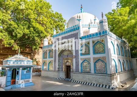 Hyderabad Sarfaraz Khan Kalhoro Santuario vista pittoresca con tombe circostanti su un soleggiato Blue Sky giorno Foto Stock